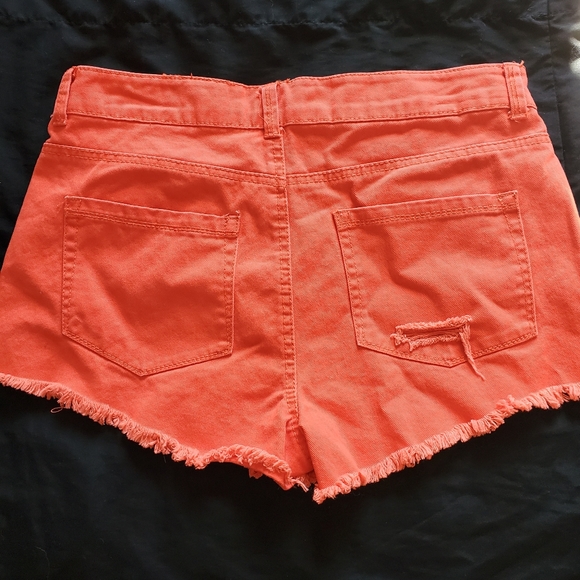Red ripped jean shorts - Picture 2 of 3